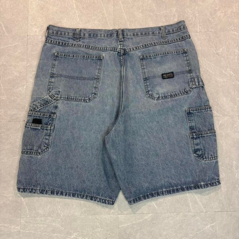 Wrangler Blue denim carpenter jorts with a relaxed fit #skater #denim